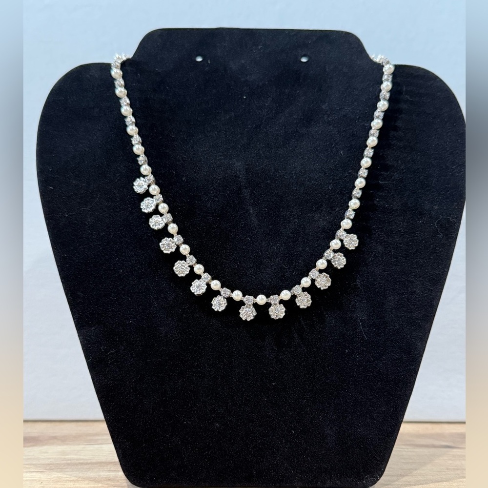Vintage Rhinestone and Pearl Necklace with flower detail